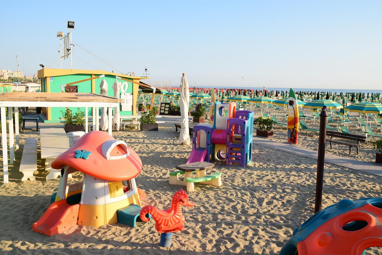 Hotel Houston Rimini Bagian luar foto
