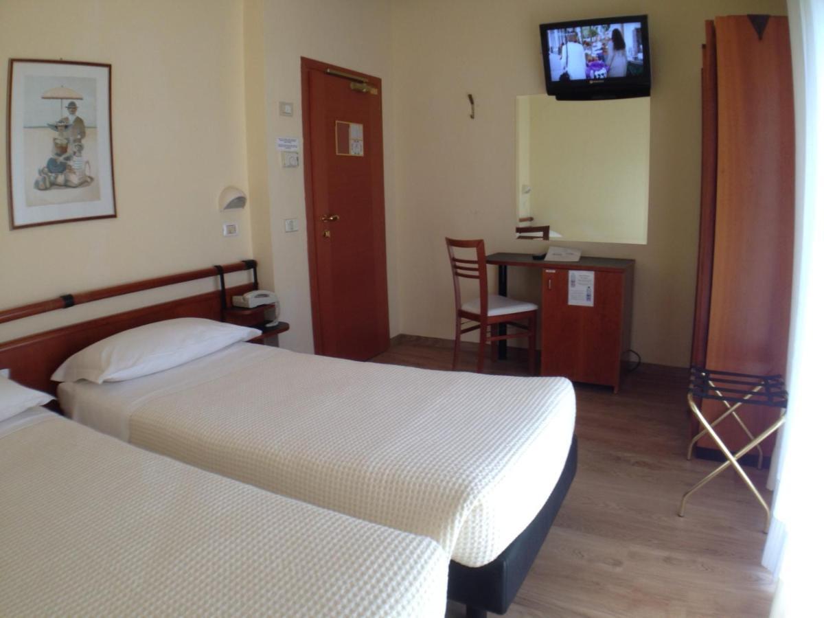 Hotel Houston Rimini Bagian luar foto