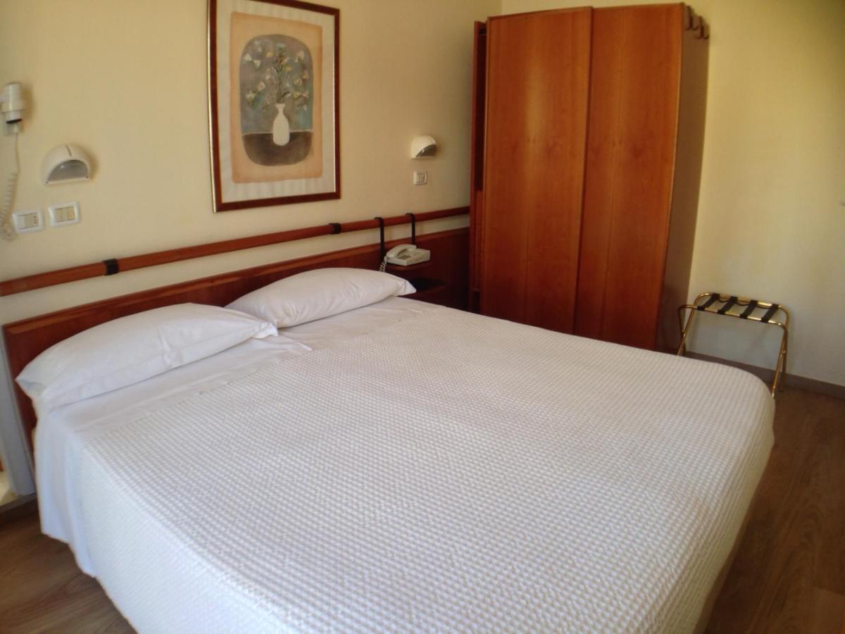 Hotel Houston Rimini Bagian luar foto